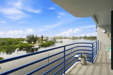 Condo in Port Richey, Florida, 2 bedrooms № 2367185