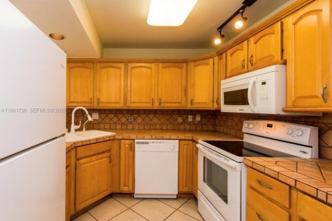 Condo in Hallandale Beach, Florida, 2 bedrooms  № 2042975 - photo 6