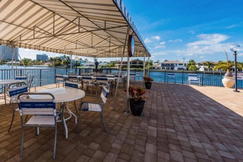 Condo in Hallandale Beach, Florida, 2 bedrooms  № 2042975 - photo 16