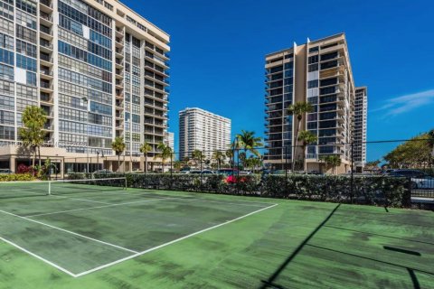 Condo in Hallandale Beach, Florida, 2 bedrooms  № 2042975 - photo 14