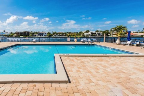 Condo in Hallandale Beach, Florida, 2 bedrooms  № 2042975 - photo 17