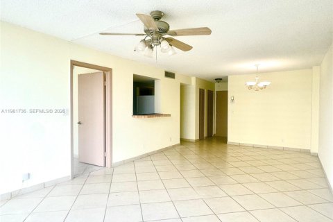 Condo in Hallandale Beach, Florida, 2 bedrooms  № 2042975 - photo 4