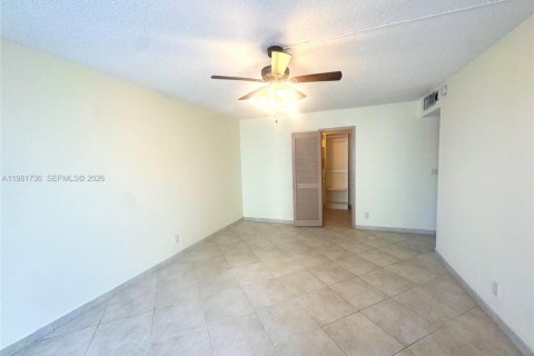 Condo in Hallandale Beach, Florida, 2 bedrooms  № 2042975 - photo 10