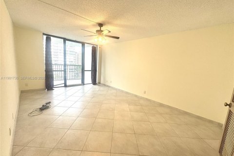 Condo in Hallandale Beach, Florida, 2 bedrooms  № 2042975 - photo 9