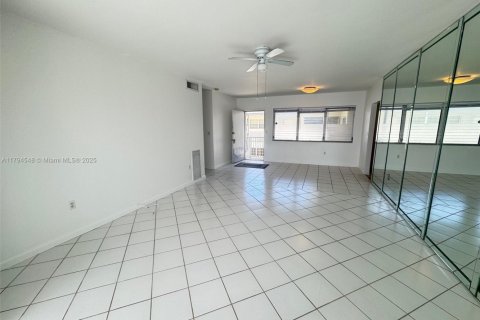 Condominio en venta en Hallandale Beach, Florida, 2 dormitorios, 110.55 m2 № 1709279 - foto 21