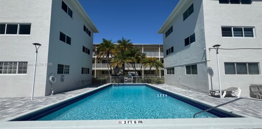 Condominio en Hallandale Beach, Florida, 2 dormitorios  № 1709279