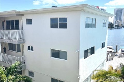 Condominio en venta en Hallandale Beach, Florida, 2 dormitorios, 110.55 m2 № 1709279 - foto 2