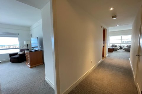 Condo in Miami, Florida, 2 bedrooms  № 2052867 - photo 13