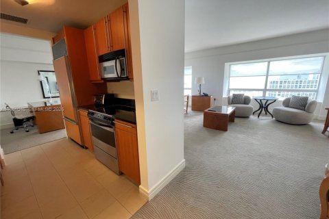 Condo in Miami, Florida, 2 bedrooms  № 2052867 - photo 12