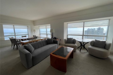 Condo in Miami, Florida, 2 bedrooms  № 2052867 - photo 2