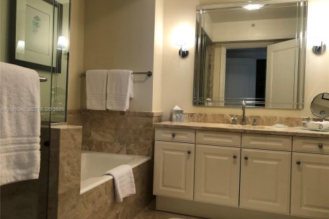 Condo in Miami, Florida, 2 bedrooms  № 2052867 - photo 17