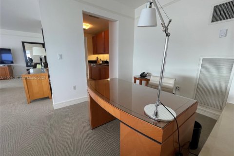 Condo in Miami, Florida, 2 bedrooms  № 2052867 - photo 10