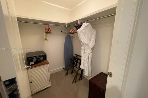 Condo in Miami, Florida, 2 bedrooms  № 2052867 - photo 19
