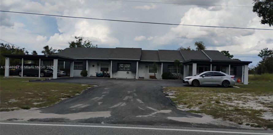 Commercial property in Lake Placid, Florida № 1961979