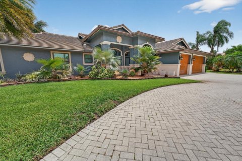 Villa ou maison à Davie, Floride 4 chambres, 263.19 m2 № 2063376