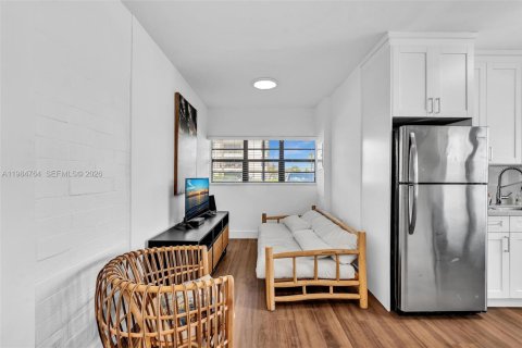 Apartamento en alquiler en Lauderdale-by-the-Sea, Florida, 2 dormitorios, 103.68 m2 № 2047852 - foto 16