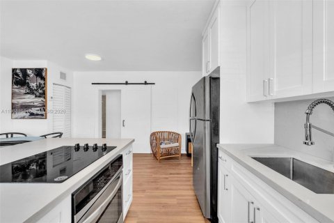 Apartamento en alquiler en Lauderdale-by-the-Sea, Florida, 2 dormitorios, 103.68 m2 № 2047852 - foto 13