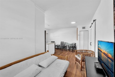 Apartamento en alquiler en Lauderdale-by-the-Sea, Florida, 2 dormitorios, 103.68 m2 № 2047852 - foto 18