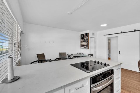 Apartamento en alquiler en Lauderdale-by-the-Sea, Florida, 2 dormitorios, 103.68 m2 № 2047852 - foto 14