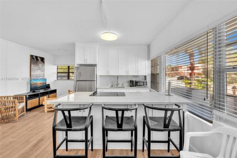 Apartamento en alquiler en Lauderdale-by-the-Sea, Florida, 2 dormitorios, 103.68 m2 № 2047852 - foto 3