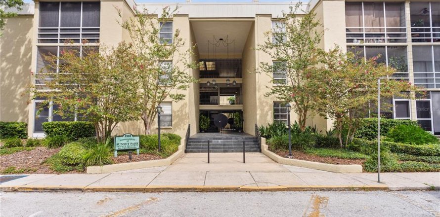 Condominio en Tampa, Florida, 2 dormitorios № 1917363