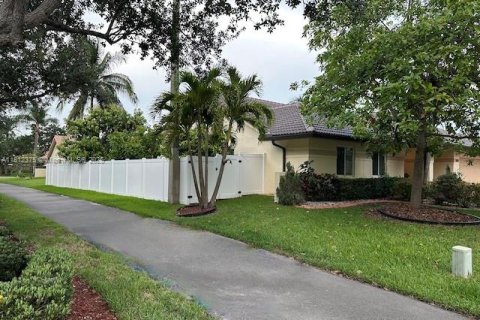 Casa en venta en Pembroke Pines, Florida, 3 dormitorios, 195.65 m2 № 1760771 - foto 2