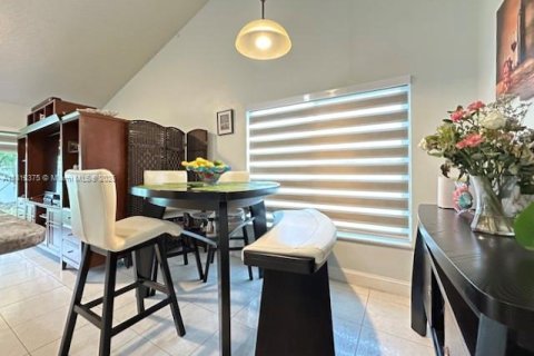 Casa en venta en Pembroke Pines, Florida, 3 dormitorios, 195.65 m2 № 1760771 - foto 9