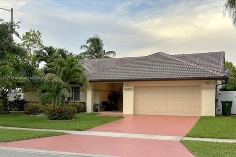 Casa en venta en Pembroke Pines, Florida, 3 dormitorios, 195.65 m2 № 1760771 - foto 1