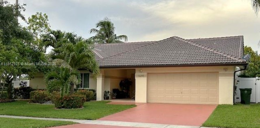 Casa en Pembroke Pines, Florida 3 dormitorios, 195.65 m2 № 1760771