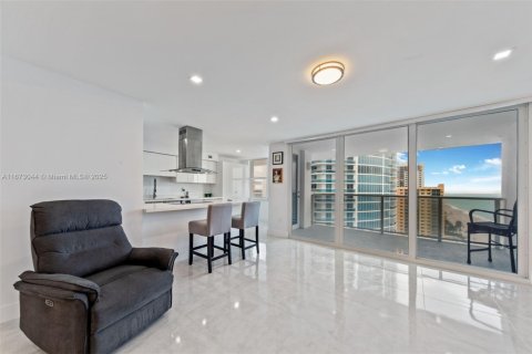 Condo in Hollywood, Florida, 2 bedrooms  № 1698425 - photo 1