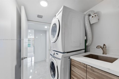 Condo in Hollywood, Florida, 2 bedrooms  № 1698425 - photo 24