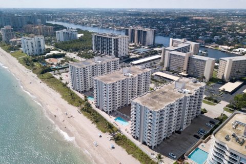 Condo in Highland Beach, Florida, 2 bedrooms  № 1155666 - photo 1