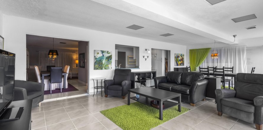 House in Tamarac, Florida 2 bedrooms, 167.32 sq.m. № 1224503
