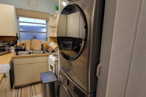 Propiedad comercial en venta en Sweetwater, Florida, 133.78 m2 № 2009586 - foto 13