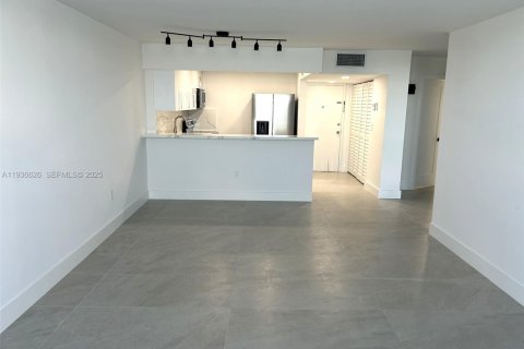 Condo in North Bay Village, Florida, 1 bedroom  № 1994460 - photo 5