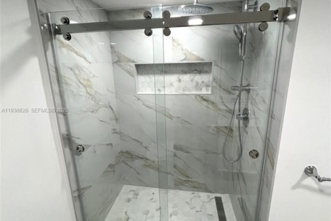 Condo in North Bay Village, Florida, 1 bedroom  № 1994460 - photo 18