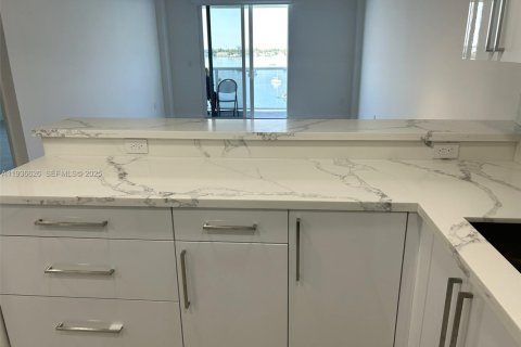 Condo in North Bay Village, Florida, 1 bedroom  № 1994460 - photo 9