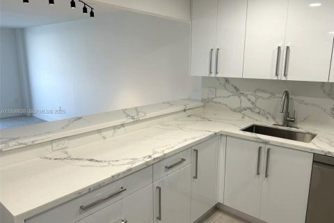 Condo in North Bay Village, Florida, 1 bedroom  № 1994460 - photo 8