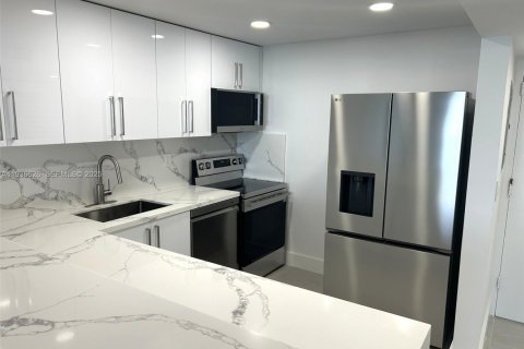 Condo in North Bay Village, Florida, 1 bedroom  № 1994460 - photo 7