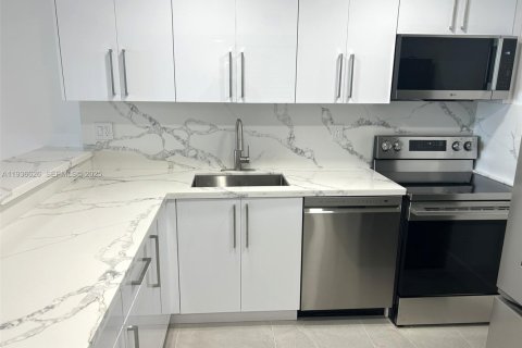 Condo in North Bay Village, Florida, 1 bedroom  № 1994460 - photo 6