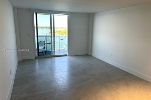 Condo in North Bay Village, Florida, 1 bedroom  № 1994460 - photo 12