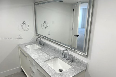 Condo in North Bay Village, Florida, 1 bedroom  № 1994460 - photo 17