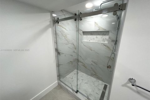 Condo in North Bay Village, Florida, 1 bedroom  № 1994460 - photo 16