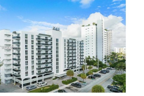 Condo in North Bay Village, Florida, 1 bedroom  № 1994460 - photo 1