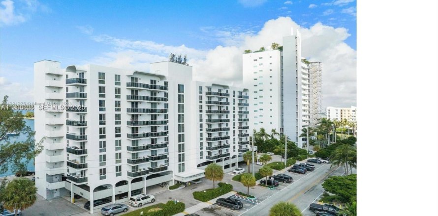 Condo in North Bay Village, Florida, 1 bedroom  № 1994460