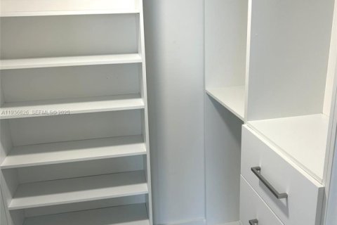 Condo in North Bay Village, Florida, 1 bedroom  № 1994460 - photo 14