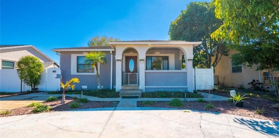 Villa ou maison à Saint Petersburg, Floride 3 chambres, 172.8 m2 № 2148457