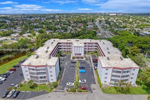 Купить кондоминиум в Лодердейл-Лейкс, Флорида 1 спальня, 72.74м2, № 1997454 - фото 2