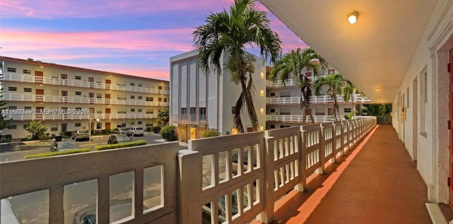 Кондоминиум с 1 спальней в Лодердейл-Лейкс, Флорида № 1997454