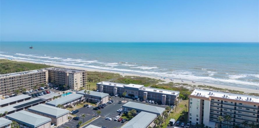 Condo in Cocoa Beach, Florida, 2 bedrooms № 1673504